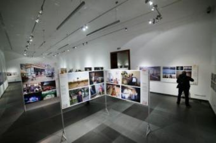 Wystawa zdjęć nagrodzonych w konkursie World Press Photo 2015 w Centrum Kultury Zamek w Poznaniu. Fot.PAP/J. Kaczmarczyk