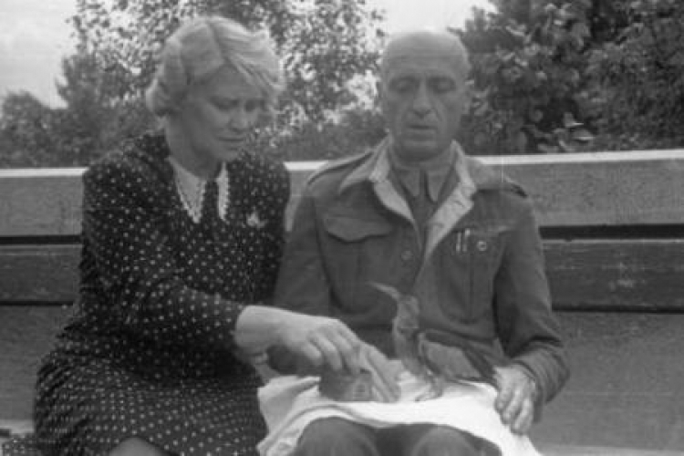 Organizator i dyrektor warszawskiego ZOO dr Jan Żabiński z żoną Antoniną. Warszawa, 1947-05. Fot. PAP/S. Dąbrowiecki