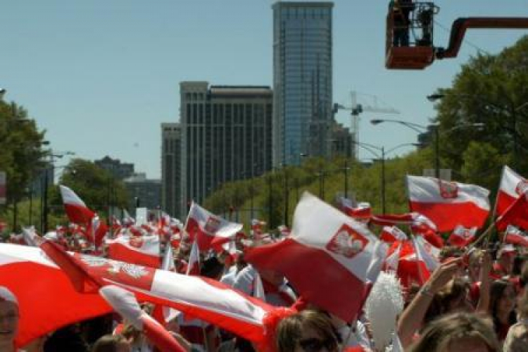 Uliczna parada Polonii z okazji rocznicy uchwalenia Konstytucji 3 Maja. Chicago, 2006 r. Fot. PAP/P. Batorowicz