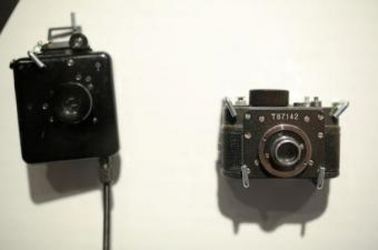 Szpiegowski aparat Ajax-12 na wystawie „Sdiełano w SSSR. Radzieckie aparaty fotograficzne” w MHF. Fot. PAP/S. Rozpędzik