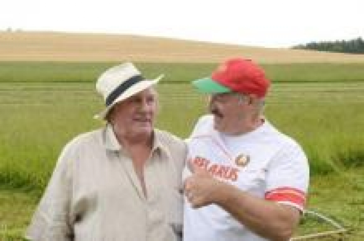 Gerard Depardieu (L) w towarzystwie prezydenta Białorusi Alaksandra Łukaszenki podczas wizyty w tym kraju. Fot. PAP/EPA