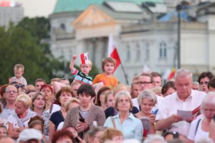 Mieszkańcy stolicy na pl. Piłsudskiego śpiewają (nie) zakazane piosenki powstańcze. 01.08.2014. Fot. PAP/L. Szymański