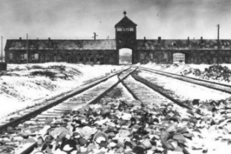 Brama w Birkenau, zwana „Bramą Śmierci”. Fot. Stanisław Mucha, 02/03.1945 r. Źródło: Muzeum Auschwitz-Birkenau