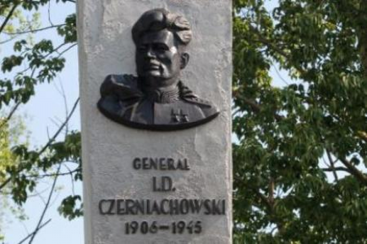 Pomnik gen. Armii Czerwonej Iwana Czerniachowskiego w Pieniężnie. Fot. PAP/T. Waszczuk