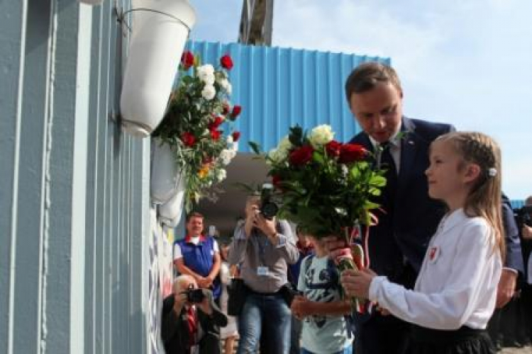 Prezydent A. Duda złożył kwiaty pod bramą Nr 2 Stoczni Gdańskiej. Fot. PAP/P. Wittman 
