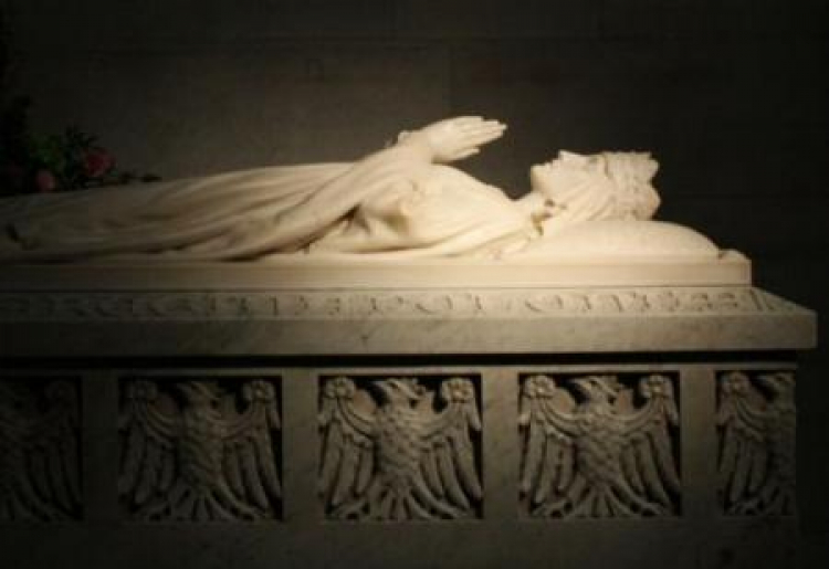 Sarkofag Królowej Jadwigi pokazany w Katedrze Wawelskiej. Fot. PAP/S. Rozpędzik