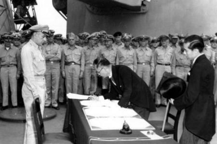Podpisanie na okręcie „Missouri” w Zatoce Sagami aktu kapitulacji Japonii. 02.09.1945. Źródło: Wikimedia Commons