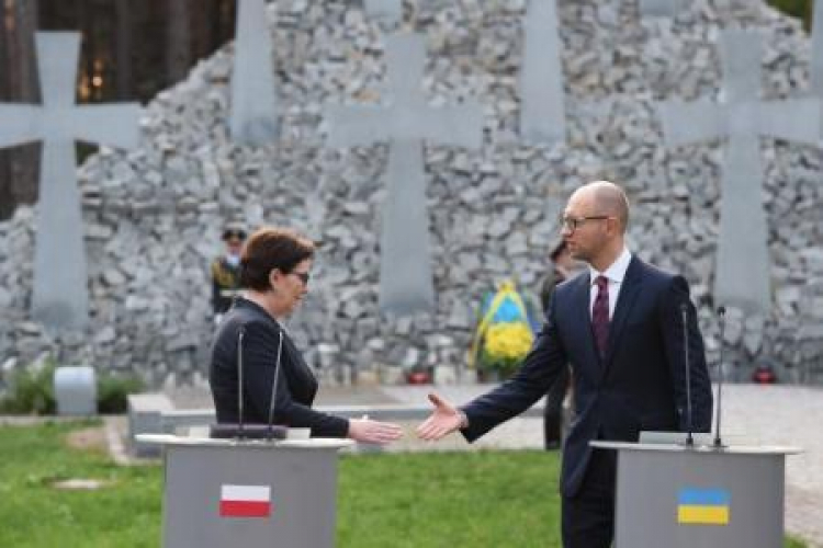 Premier Ewa Kopacz i premier Ukrainy Arsenij Jaceniuk, podczas uroczystości w Bykowni Fot.PAP/Radek Pietruszka