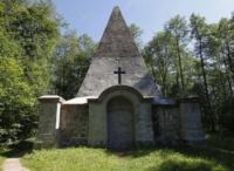 "Mazurska piramida" - grobowiec rodzinny pruskiego rodu baronów von Fahrenheid w Rapie. Fot. PAP/A. Reszko