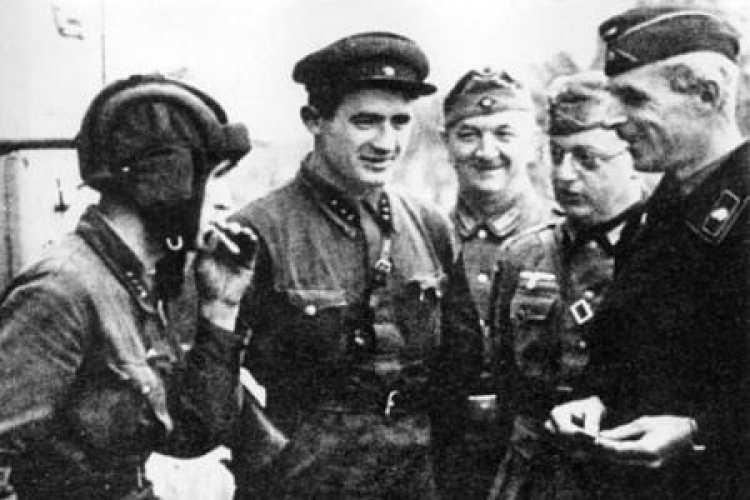 Agresja sowiecka na Polskę. Niemieccy i sowieccy żołnierze na linii demarkacyjnej. 17.09.1939. Fot. PAP/CAF/Reprod.