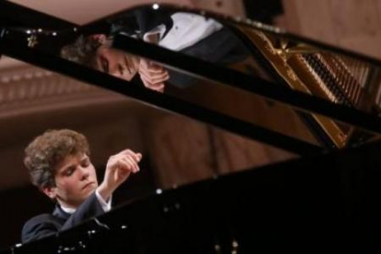 Szymon Nehring podczas 3. etapu XVII Międzynarodowego Konkursu Pianistycznego im. Fryderyka Chopina. Fot. PAP/P.Supernak