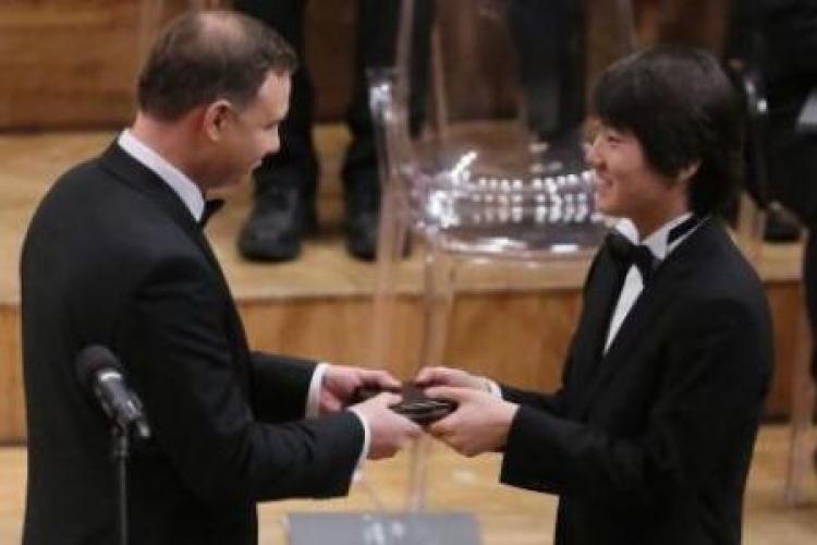Seong-Jin Cho odbiera nagrodę z rąk prezydenta Andrzeja Dudy . Fot. PAP/R. Pietruszka 