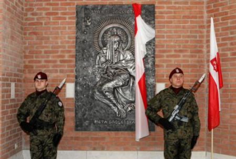 W Sanktuarium św. Jana Pawła II w Łagiewnikach odsłonięto płaskorzeźbę "Piety Smoleńskiej". Fot. PAP/S. Rozpędzik