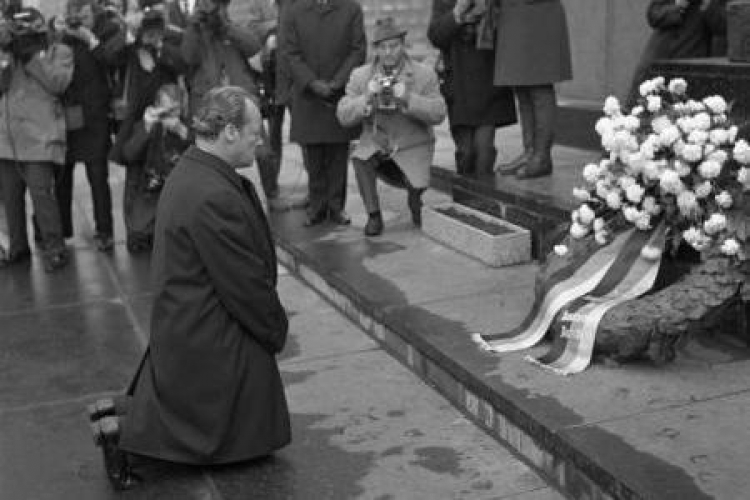 Kanclerz RFN Willy Brandt klęczy przed pomnikiem Bohaterów Getta w Warszawie. 07.121970 r. Fot. PAP/CAF/S. Czarnogórski