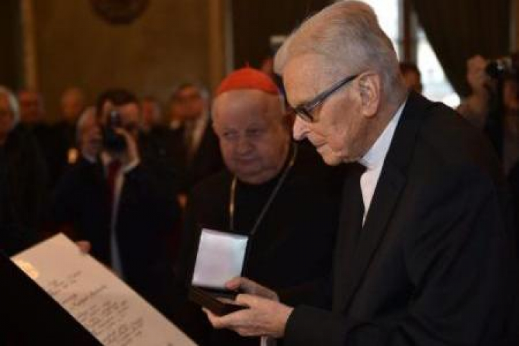 Kardynał Franciszek Macharski odebrał srebrny medal Cracoviae Merenti . Fot. PAP/J. Bednarczyk