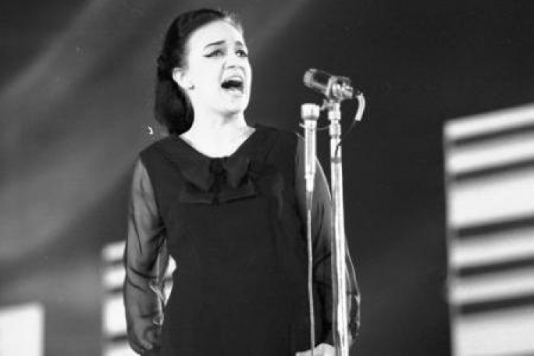 Ewa Demarczyk podczas IV Międzynarodowego Festiwalu Piosenki. Sopot, sierpień 1964 r. Fot. PAP/CAF