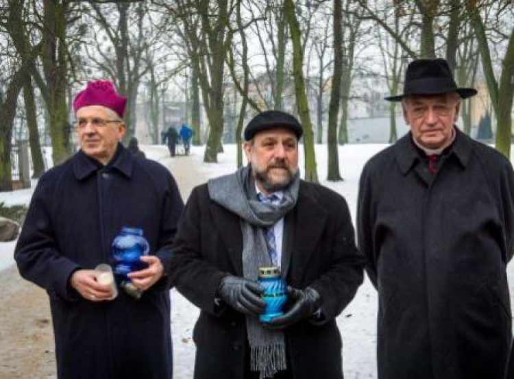 Bp M. Cisło (L), rabin M. Schudrich (C) i bp A. Suski. Toruń, 17.01.2016. Fot. PAP/T. Żmijewski