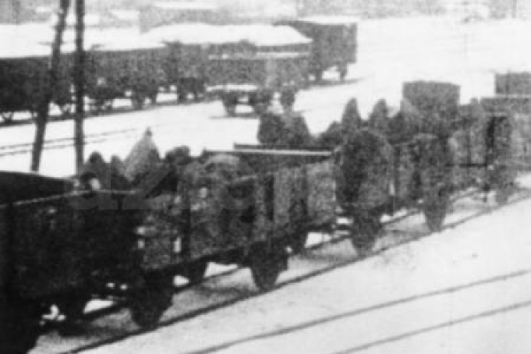 Ewakuowani więźniowie na stacji w Kolinie (Czechy) Fot. Muzeum Auschwitz-Birkenau