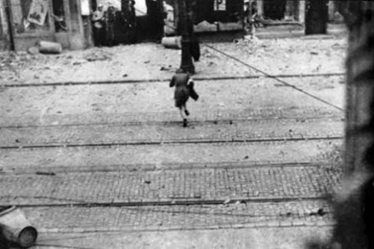  Jerzy Tomaszewski - Łączniczka przebiega pod ostrzałem przez ulicę Nowy Świat. Źródło: IPN
