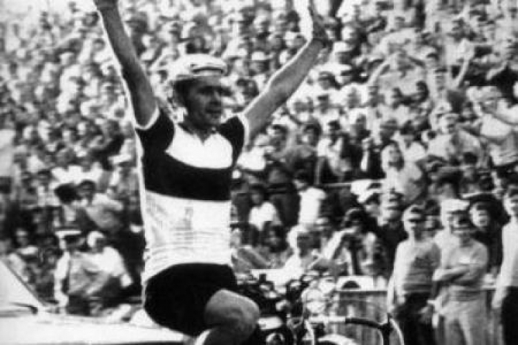 Ryszard Szurkowski tryumfuje w mistrzostwach świata w Barcelonie. 01.09.1973. Fot. PAP/CAF/Archiwum
