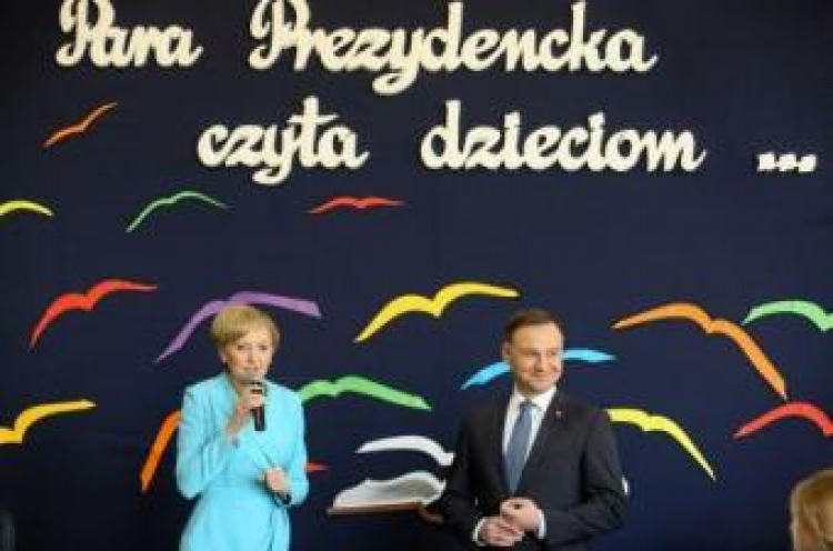 Para prezydencka podczas kampanii społecznej „Cała Polska Czyta Dzieciom” w Lubniu. Fot. PAP/S. Rozpędzik