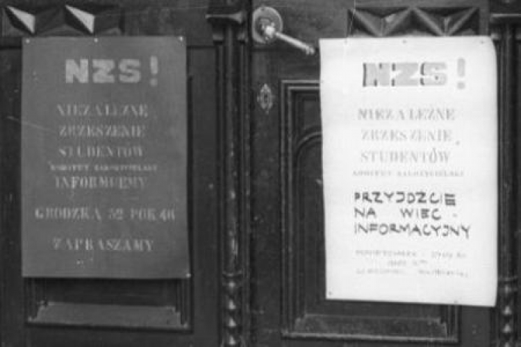 Ogłoszenia Komitetu Założycielskiego NZS na drzwiach Collegium Novum UJ. Kraków 29.09.1980. Fot. PAP/J. Ochoński