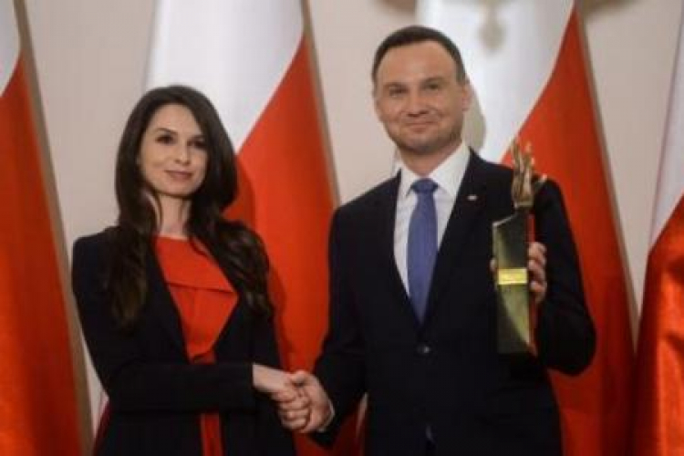 Prezydent odebrał z rąk M.Kaczyńskiej nagrodę Ruchu Społecznego im. Prezydenta RP Lecha Kaczyńskiego. Fot.PAP/J.Kamiński