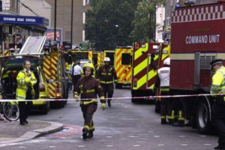 Służby na miejscu zamachu bombowego na stacji londyńskiego metra Edgware Road. 2005 r. Fot. PAP/EPA