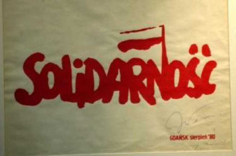  Historyczny pierwszy plakat z logo „S”, wymyślony podczas strajku w Stoczni Gdańskiej w 1980 r. Fot. PAP/S. Kraszewski