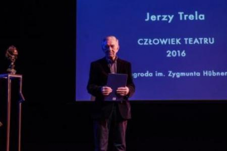 Jerzy Trela odebrał Nagrodę im. Zygmunta Huebnera podczas uroczystości w Teatrze Powszechnym. Fot. PAP/J. Kamiński