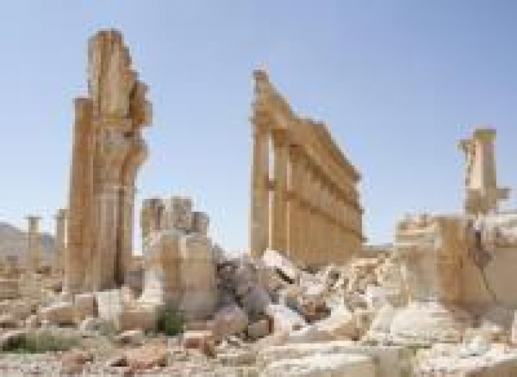 Uszkodzony Łuk Triumfalny w Palmyrze. Fot. PAP/EPA