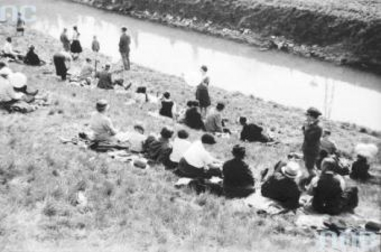 Emaus w Krakowie - uczestnicy uroczystości odpustowych nad brzegiem Rudawy. 1932 r. Fot. NAC