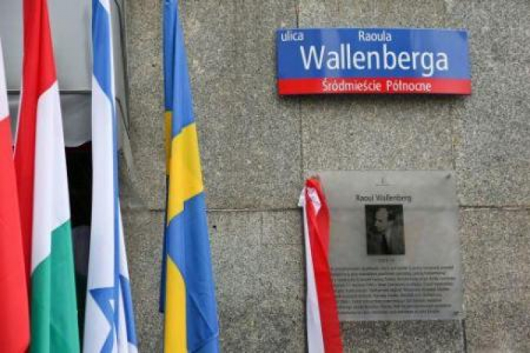 Uroczystość odsłonięcia tablicy poświęconej Raoulowi Wallenbergowi z okazji nadania ulicy jego imienia. Fot. PAP/R. Guz