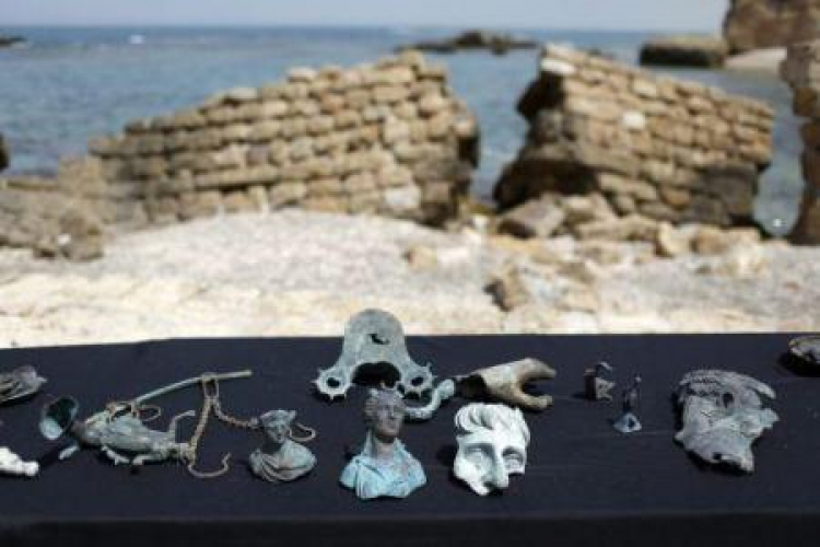 Antyczne znalezisko odkryte przez nurków we wraku statku u wybrzeży historycznego portu Cezarea w Izraelu. Fot. PAP/EPA