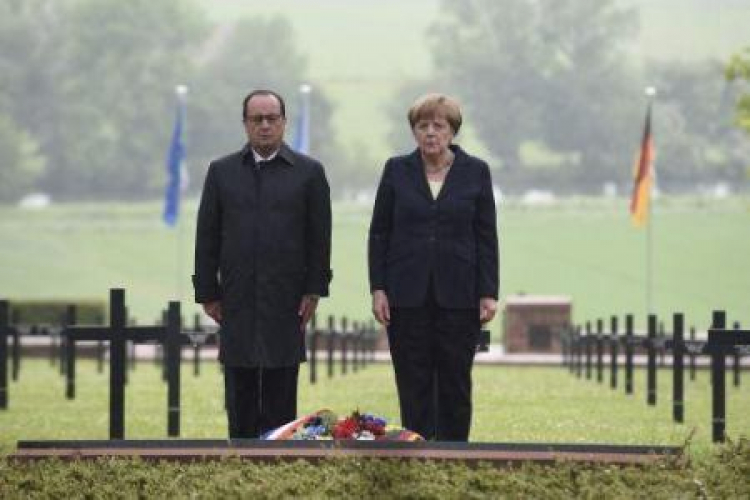 Prezydent Francji Francois Hollande i kanclerz Niemiec Angela Merkel na cmentarzu w Consenvoye. Fot. PAP/EPA