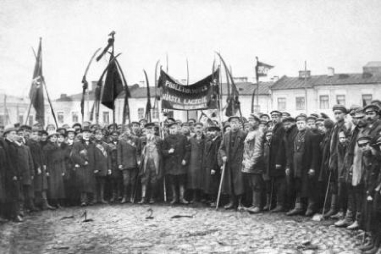 Manifestacja robotników z PPS i Związków Zawodowch w Grójcu 1919 r. Fot. PAP/PAI