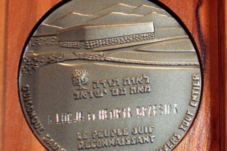 Medal "Sprawiedliwy wśród Narodów Świata". Fot. PAP/T. Gzell