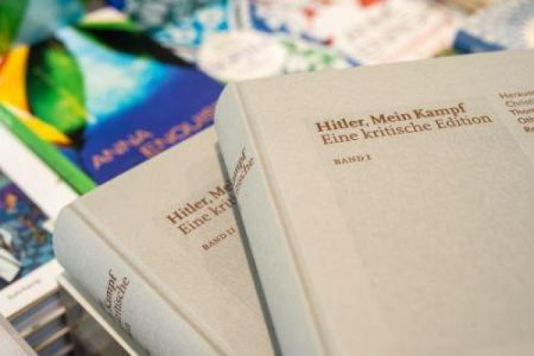 Wydanie krytyczne „Mein Kampf” Hitlera. Fot. PAP/EPA