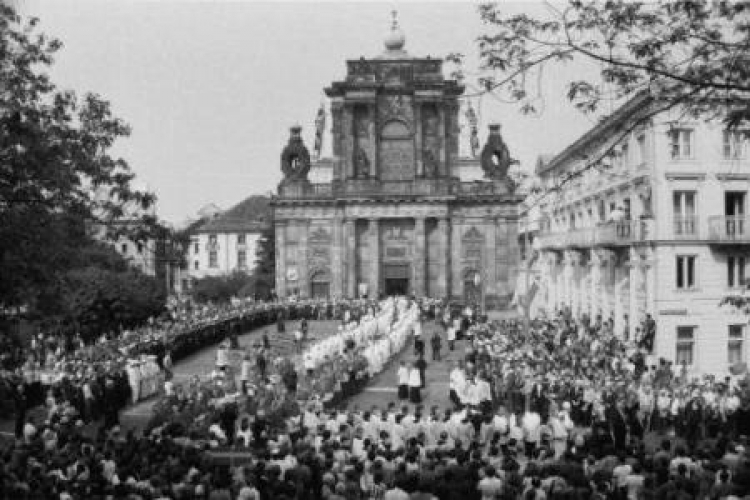 Uroczystości pogrzebowe kard. Stefana Wyszyńskiego;kondukt żałobny przed kościołem pokarmelickim. Fot. PAP/CAF/T.Walczak