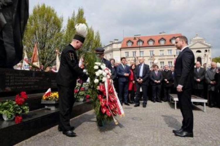 Prezydent Andrzej Duda składa kwiaty przed pomnikiem św. Jana Pawła II w Kaliszu.