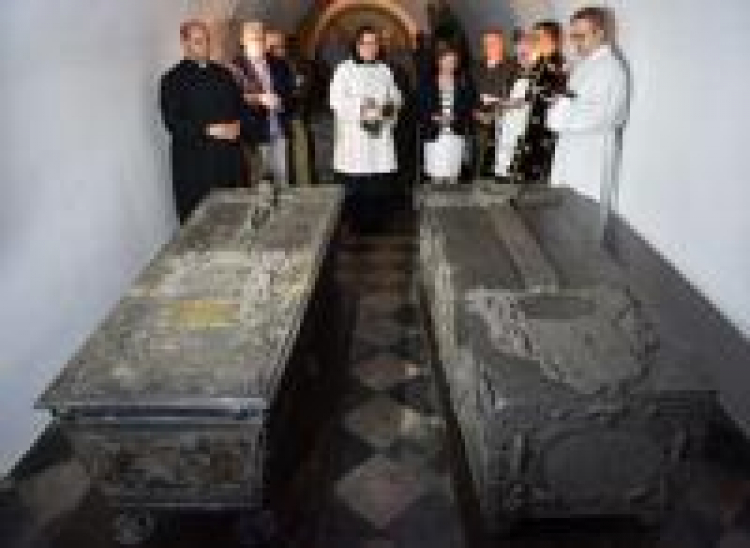 Modlitwa przy sarkofagach króla Zygmunta Augusta (L) i królowej Anny Jagiellonki. Fot. PAP/J. Bednarczyk