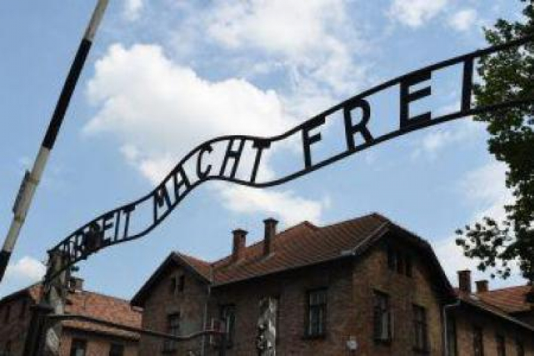 Napis „Arbeit macht frei” nad bramą wjazdową do niemieckiego obozu Auschwitz. Fot. PAP/J. Bednarczyk