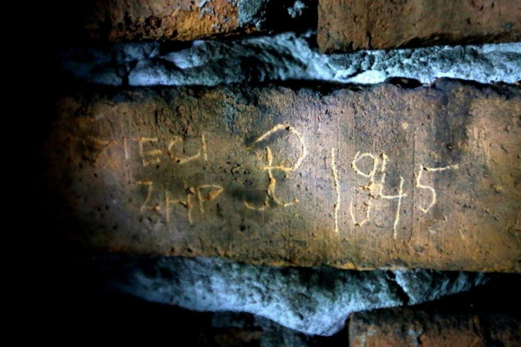Napisy w piwnicy kamienicy przy ul. Strzeleckiej 8 w Warszawie, dawnej katowni NKWD i UB. Fot. PAP/T. Gzell