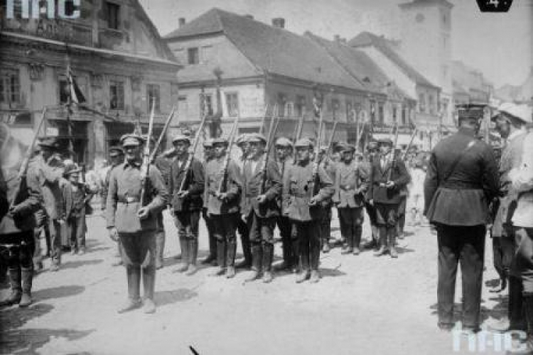 III powstanie śląskie - pododdział powstańczy w Rybniku; widoczni ochotnicy z karabinami. 1921 r. Fot. NAC