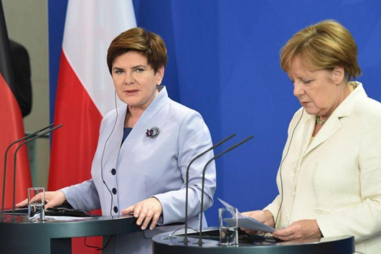 Premier Beata Szydło (L) i kanclerz Angela Merkel. Polsko-niemieckie konsultacje międzyrządowe. Fot. PAP/R. Pietruszka
