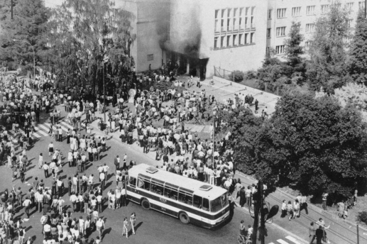 Radomski Czerwiec 1976 - protestujący przed budynkiem KW PZPR. Fot. PAP/CAF/Reprodukcja