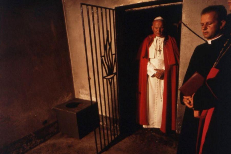 Papież Jan Paweł II w celi o. Kolbego na terenie b. niemieckiego obozu Auschwitz. 07.06.1979. Fot. PAP/J. Morek 
