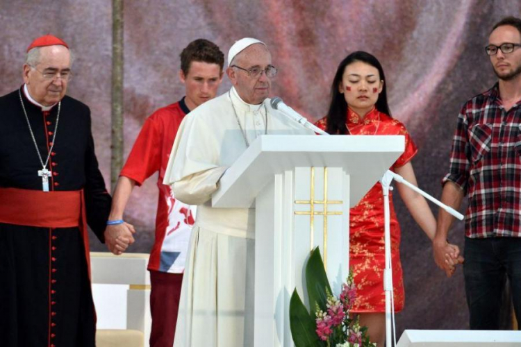 Papież Franciszek (C) modli się w Brzegach z uczestnikami Światowych Dni Młodzieży. Fot. PAP/J. Turczyk