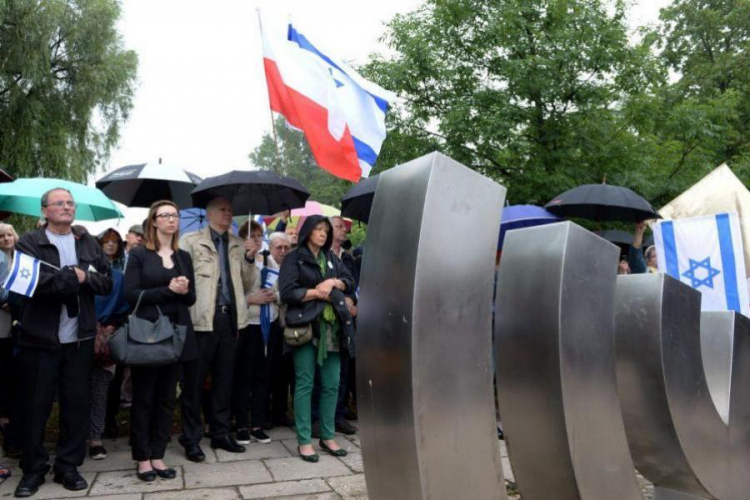 Obchody 70. rocznicy pogromu kieleckiego przy pomniku Menora. Kielce, 03.07.2016. Fot. PAP/P. Polak