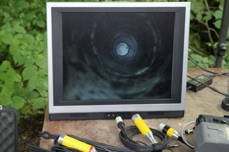 Obraz z mikrokamery umieszczonej w odwiercie w stropie bunkra w Mamerkach. Fot. PAP/T. Waszczuk 